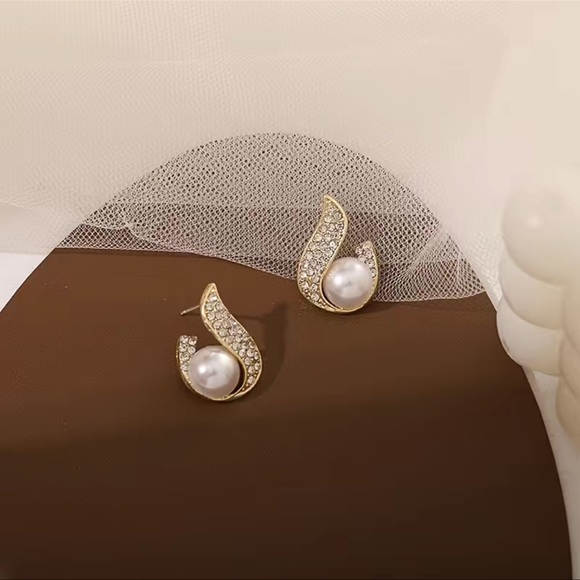 Elegant Pearl Gold 18k Plated Earrings - Picture 3 of 5